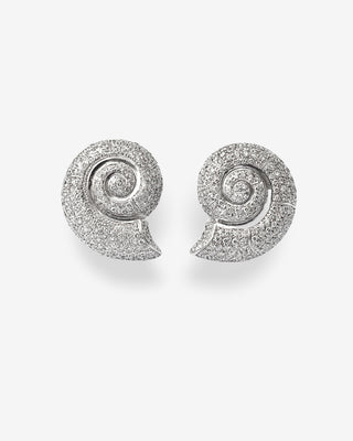 Handgefertigte Schnecken-Ohrclips aus der Strandgut-Kollektion von Fochtmann Juwelier auf der Maximilianstraße in München, gefertigt aus 750 Weissgold und besetzt mit Brillanten.