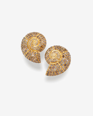 Handgefertigte Schnecken-Ohrclips aus der Strandgut-Kollektion von Fochtmann Juwelier auf der Maximilianstraße in München, gefertigt aus 750 Gelbgold und besetzt mit braunen Brillanten.