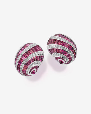 Handgefertigte Paradise Schnecken-Ohrclips aus 750 Weißgold mit pinken Turmalinen und Brillanten von Fochtmann Juwelier auf der Maximilianstraße München.