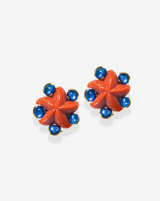 Handgefertigte Coral Seestern-Ohrclips aus 750 Gelbgold mit geschnitzter Koralle und Saphir-Cabochons von Fochtmann Juwelier.