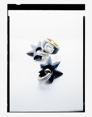 Luxuriöses Ebenholz-Schmuckset mit Diamantbesatz in modernem Design.