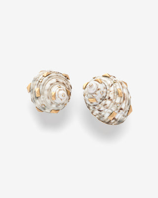 Handgefertigte Muschel-Ohrclips aus der Strandgut-Kollektion aus 750 Gelbgold mit Pyramidenmuster und Brillanten von Fochtmann Juwelier.
