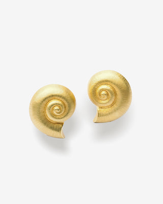 „Handgefertigte Schnecken-Ohrclips aus der Strandgut-Kollektion aus 750 Gelbgold von Fochtmann Juwelier.