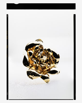 Gelbgoldene Blumenbrosche von Fochtmann, besetzt mit funkelnden Diamanten.