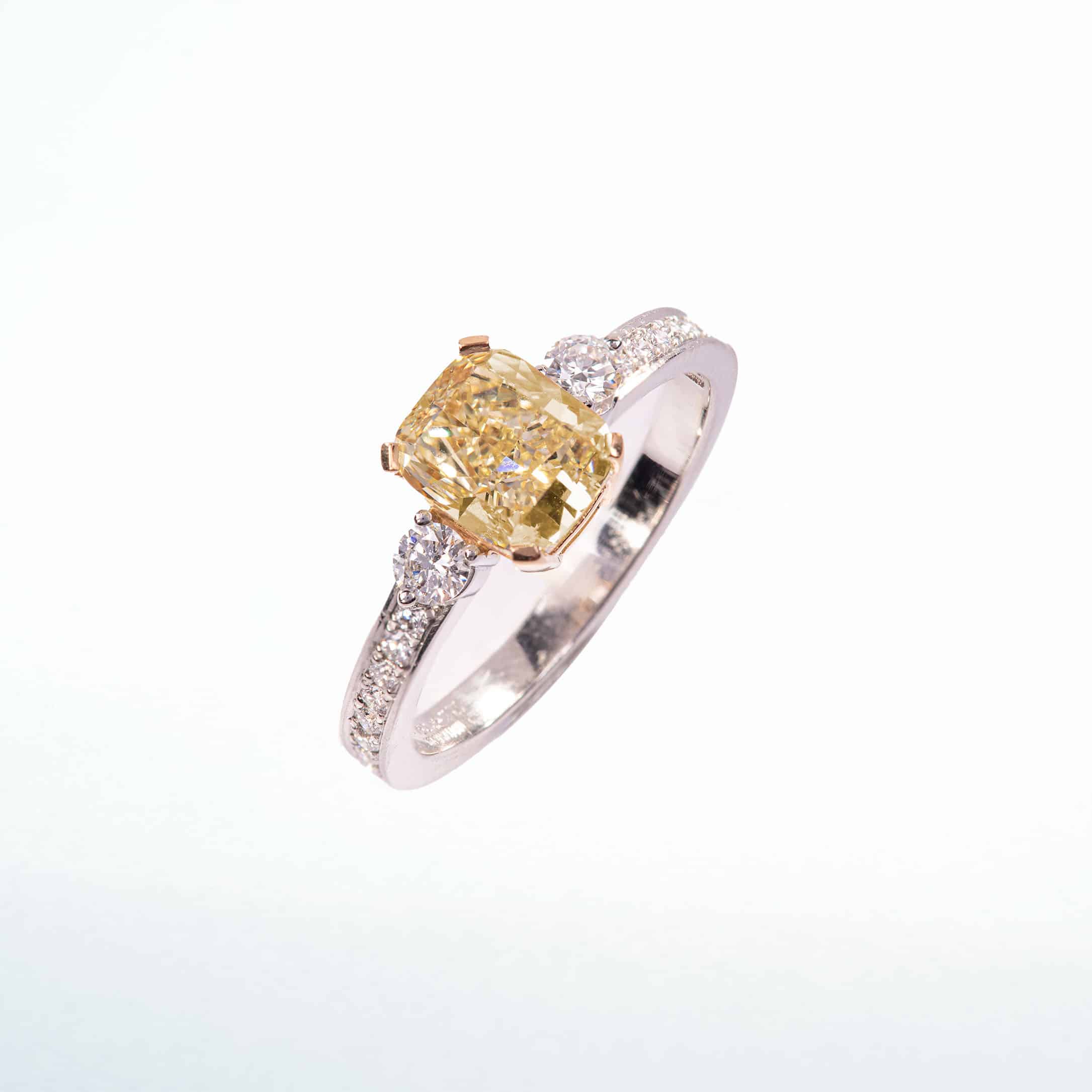 Diamant Ring R154 in Fancy Intense Yellow - Perfekter Schmuck Von Fochtmann Goldschmiede Und Juwelier In München