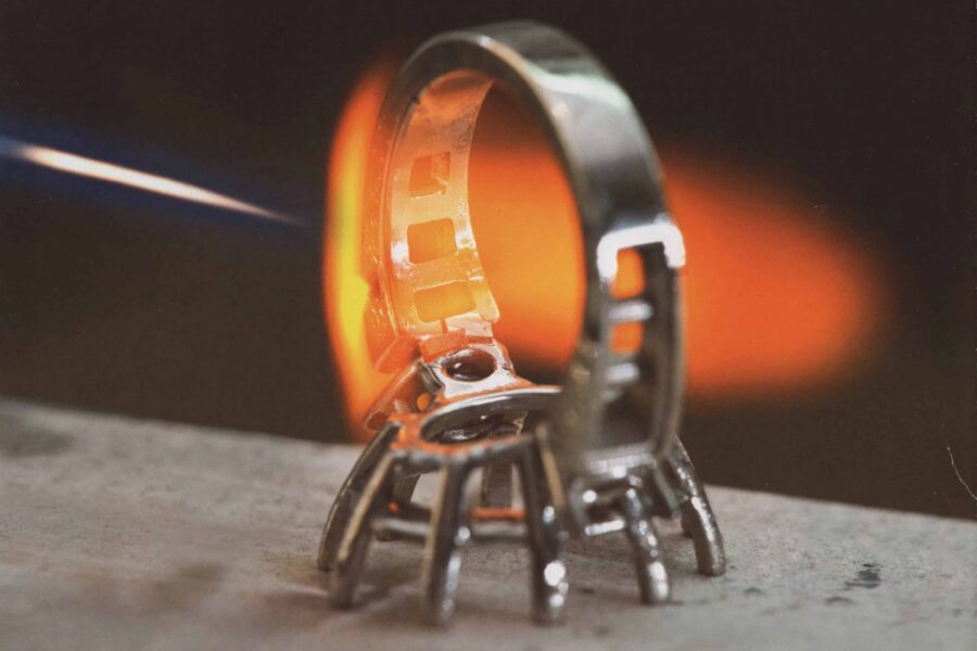 Soldering the ring band - a work process from the goldsmith Fochtmann.